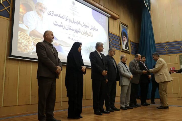 فرماندار رشت: نانوایان مسئولیت سنگینی در قبال سفره مردم دارند./ در همایش نانوایان رشت، از ۱۰ نانوایی نمونه تجلیل شد